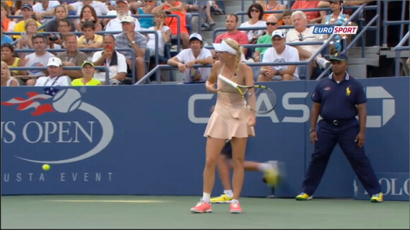 Caroline Wozniacki enroule sa longue natte autour du manche de sa raquette, le 28 août 2014 lors de l'US Open de New York