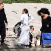 Les jeunes fiancés Ashlee Simpson et Evan Ross passent du temps à la plage avec Diana Ross à Malibu (Los Angeles), le 28 mars 2014.