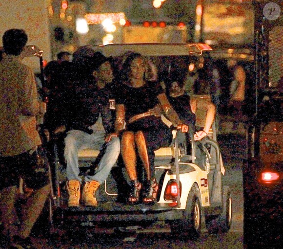 Jay-Z passe un bras autour de la la taille de Beyoncé pendant la performance de Kanye West lors du deuxième jour du festival Budweiser Made In America Festival. Los Angeles, le 31 août 2014.