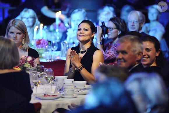 La princesse Victoria de Suède, radieuse, a remis le 3 septembre 2014 le Stockholm Junior Water Prize à la Canadienne Hayley Todesco lors d'une cérémonie au Grand Hotel de Stockholm.