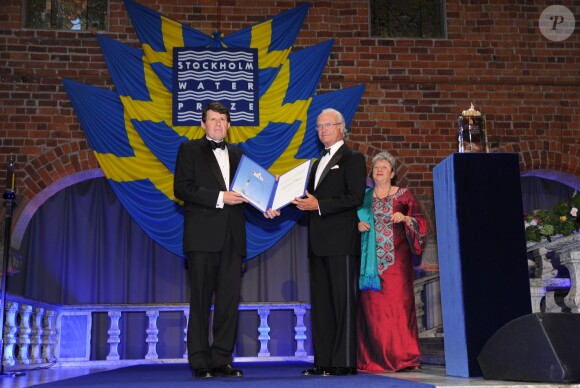 Le roi Carl XVI Gustaf de Suède a remis le 4 septembre 2014 le Stockholm Water Prize au professeur John Briscoe, d'Afrique du Sud, au cours d'une réception à l'Hôtel de Ville de Stockholm.