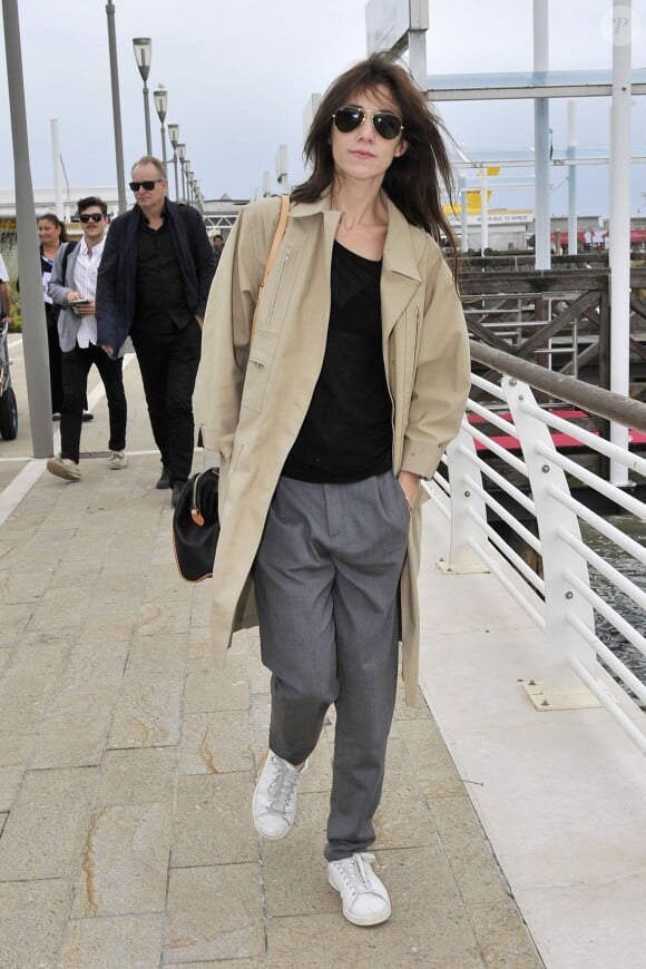 Charlotte Gainsbourg quitte Venise, chaussée de baskets Stan Smith adidas et portant à l'épaule un sac Louis Vuitton. Le 2 septembre 2014.