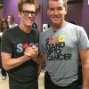 Pierce Brosnan et Kevin Bacon lors de la soirée de charité Stand up to Cancer à Los Angeles, le 5 septembre 2014.