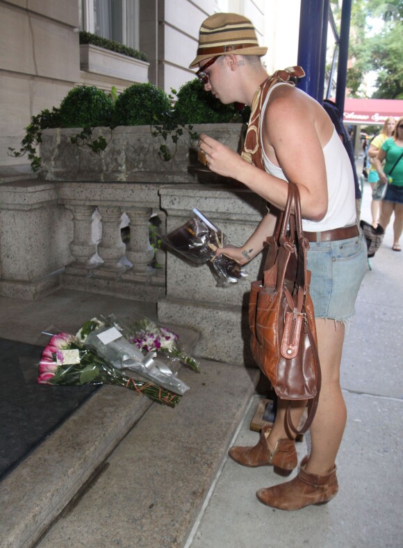 Des fans laissent des fleurs et des messages devant l'immeuble de Melissa Rivers à New York, le 4 septembre 2014