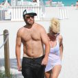 Pamela Anderson et son mari Rick Salomon profitent de la plage à Miami Beach, le 5 septembre 2014. 