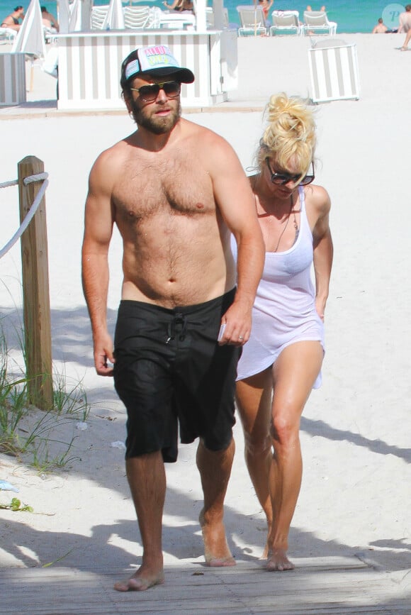 Pamela Anderson et son mari Rick Salomon profitent de la plage à Miami Beach, le 5 septembre 2014.