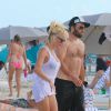 Pamela Anderson et Rick Salomon profitent de la plage à Miami Beach, le 5 septembre 2014.