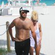  Pamela Anderson et Rick Salomon profitent de la plage &agrave; Miami Beach, le 5 septembre 2014. 