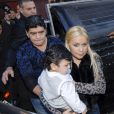 Diego Maradona, Veronica Ojeda et leur fils Diego Fernando quittent le Teatro Nacional Cervantes à Buenos Aires. S'en suivra une petite altercation avec un journaliste, qu'El Pibe de Oro n'hésitera pas à gifler. Le 9 août 2014.