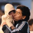 Diego Maradona avec son petit-fils Benjamin à Buenos Aires le 7 juin 2009.