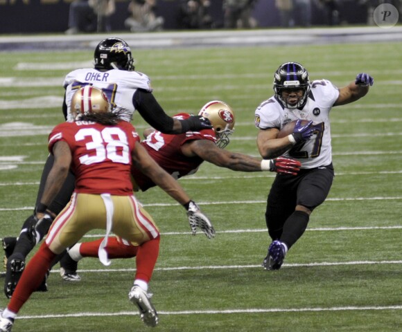 Ray Rice des Baltimore Ravens lors du Super Bowl XLVII le 3 février 2013 contre les San Francisco 49ers. Le running back a été limogé le 8 septembre 2014 après la publication d'une vidéo le montrant mettre KO sa compagne Janay Palmer le 15 février dans un casino d'Atlantic City.