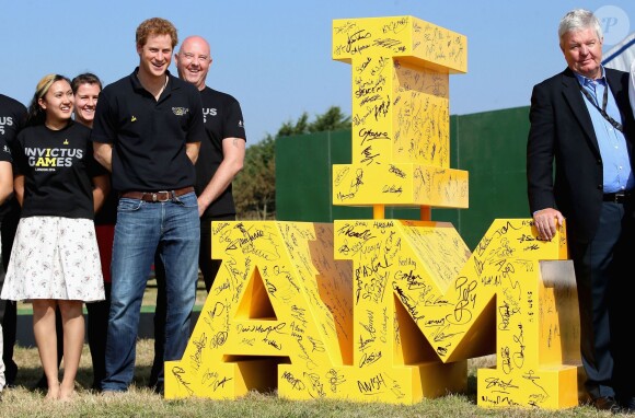 Le prince Harry signe un logo géant des Invictus Games à Gaydon, dans le Warwickshire, le 9 septembre 2014, à la veille de l'inauguration de la première édition