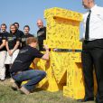  Le prince Harry signe un logo géant des Invictus Games à Gaydon, dans le Warwickshire, le 9 septembre 2014, à la veille de l'inauguration de la première édition 