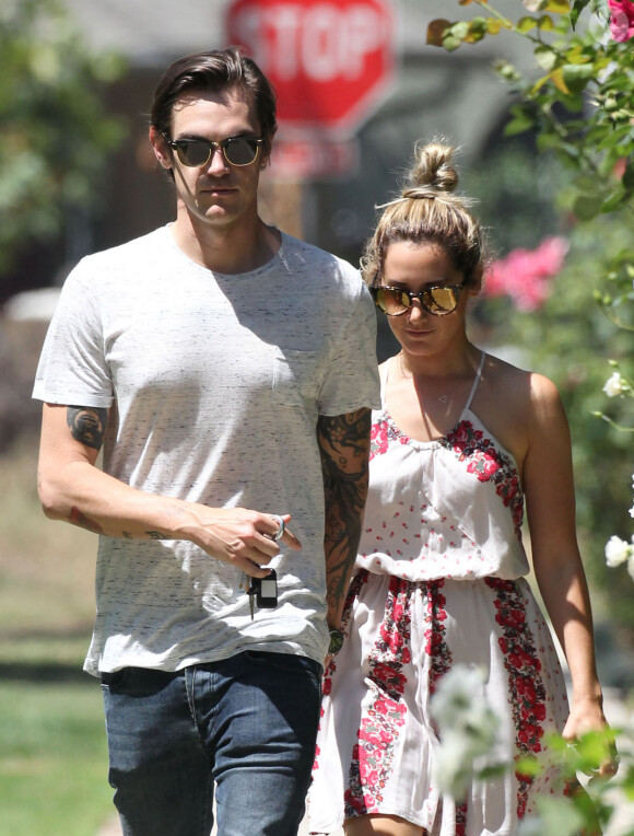 Ashley Tisdale et son beau Christopher French à Toluca Lake à Los Angeles le 9 août 2014