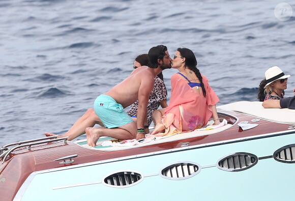Le prince Carl Philip de Suède et sa fiancée Sofia Hellqvist amoureux au large de Saint-Tropez, le 25 juillet 2014