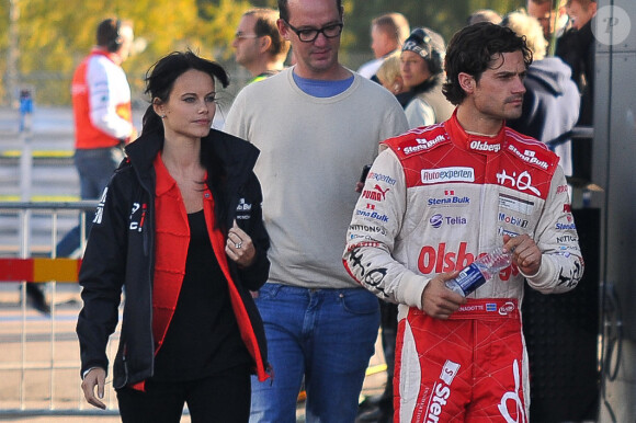 Le prince Carl Philip de Suède soutenu par sa compagne Sofia Hellqvist lors d'une course automobile en Porsche Carrera Cup à Mantorp le 24 septembre 2011