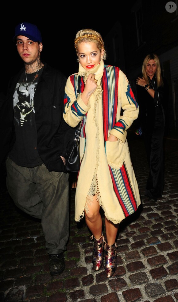 Rita Ora arrive à la Chiltern Firehouse à Londres, habillée d'une veste d'inspiration indiens d'Amérique et de bottines Tommy Hilfiger (collection printemps-été 2015). Londres, le 11 septembre 2014. 