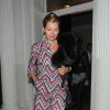 Kate Moss quitte une soirée à Londres, habillée d'une combinaison imprimée de zig-zags et de bottines Alaïa. Le 11 septembre 2014.