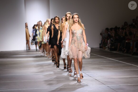 Cara Delevingne - Défilé de mode Topshop lors de la fashion week à Londres, le 14 septembre 2014.