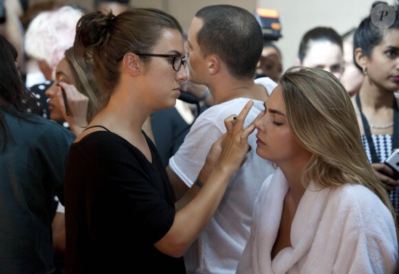 Cara Delevingne en backstage  lors du défilé Topshop Unique lors de la fashion week de Londres, le 14 septembre 2014. 