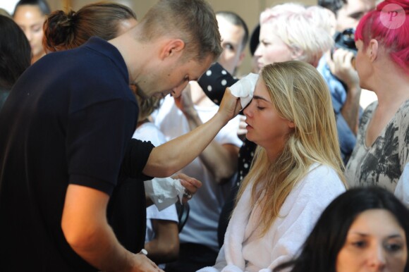 Cara Delevingne en backstage  lors du défilé Topshop Unique lors de la fashion week de Londres, le 14 septembre 2014. 