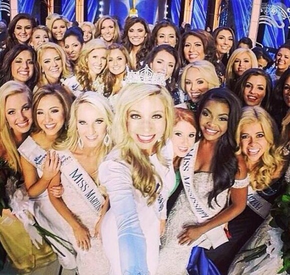 Kira Kazantsev, élue Miss America 2015, s'offre un selfie avec ses concurrentes, le 14 septembre 2014