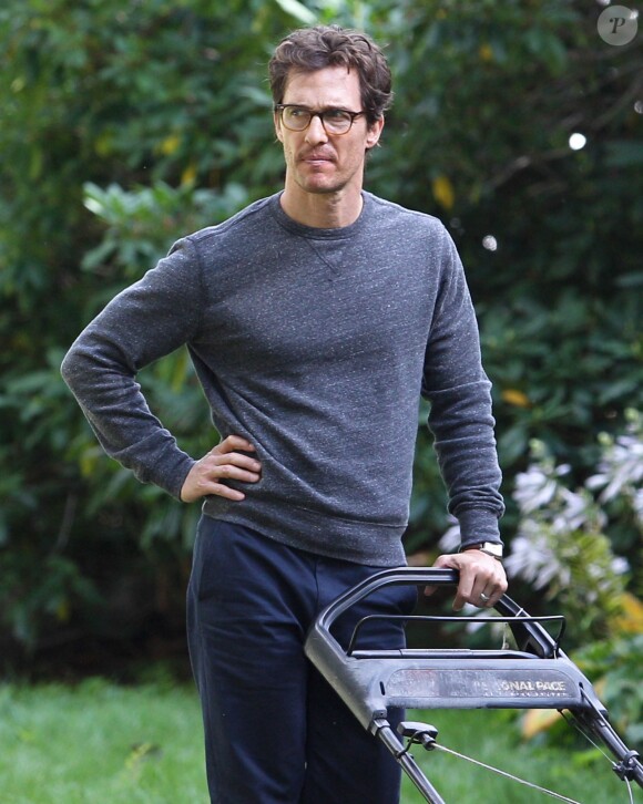 Exclusif - Matthew McConaughey tond la pelouse sur le tournage du film "Sea Of Trees" à Worcester dans le Massachusetts, le 29 août 2014.