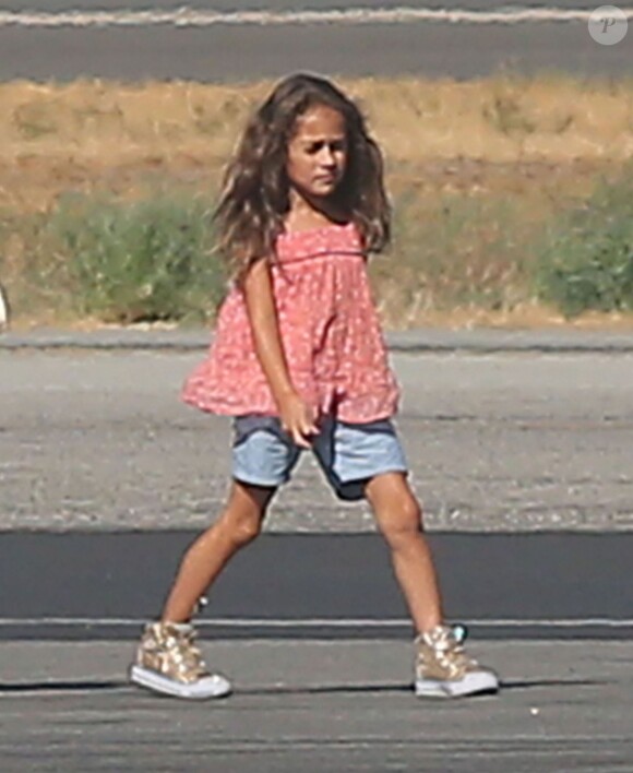 Semi-Exclusif - Jennifer Lopez a pris un vol privé avec ses enfants à l'aéroport de Los Angeles, le 15 septembre 2014. Ici la fille de la star