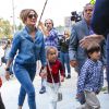 Jennifer Lopez, avec ses enfants Max et Emme, dans le quartier du Bronx à New York, a visité une piscine ainsi que son ancienne maison, le 18 septembre 2014
