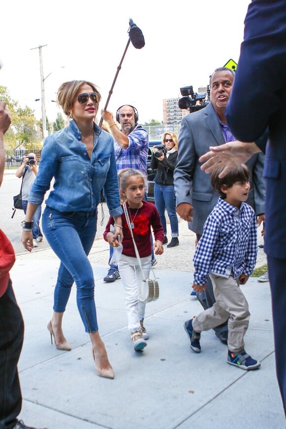 Jennifer Lopez, avec ses enfants Max et Emme, dans le quartier du Bronx à New York, a visité une piscine ainsi que son ancienne maison, le 18 septembre 2014