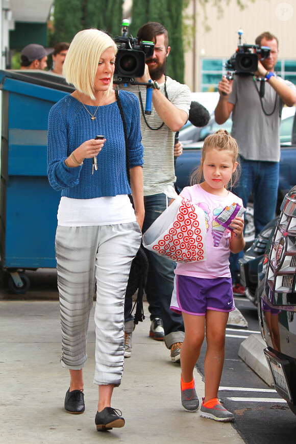 Tori Spelling emmène sa fille Stella à la salle de sport tandis qu'elle tourne sa télé-réalité, le 20 septembre 2014 à Studio City.
