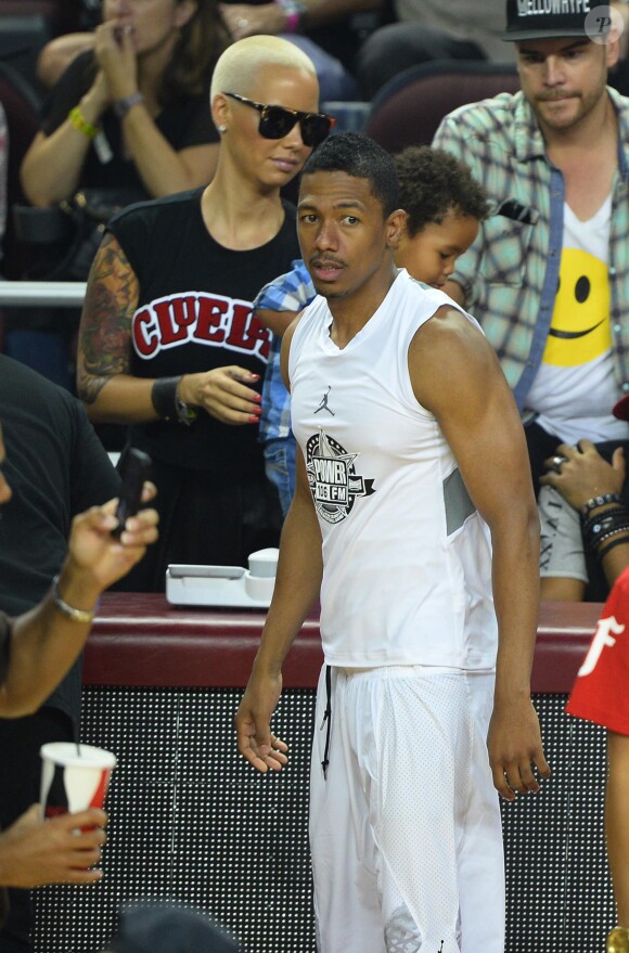 Nick Cannon discute avec Amber Rose et son fils Sebastian lors du match de basket-ball caritatif Power 106's All-Star à l'USC Galen Center. Los Angeles, le 21 septembre 2014.