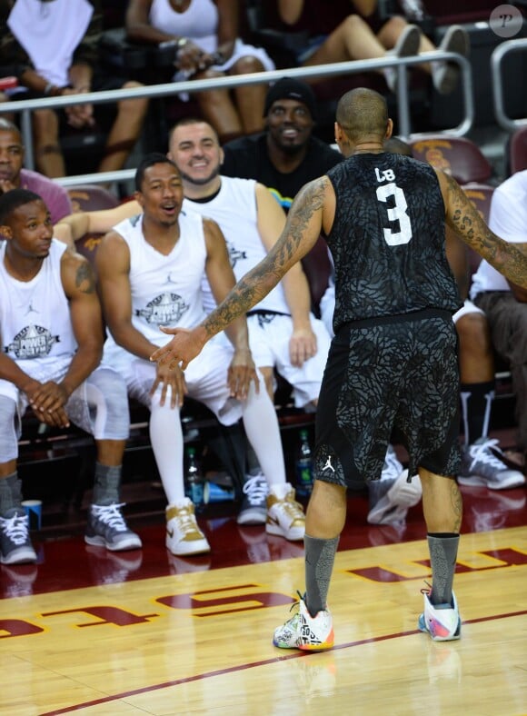 Nick Cannon et Chris Brown s'affrontent lors du match de basket-ball caritatif Power 106 All-Star à l'USC Galen Center. Los Angeles, le 21 septembre 2014.