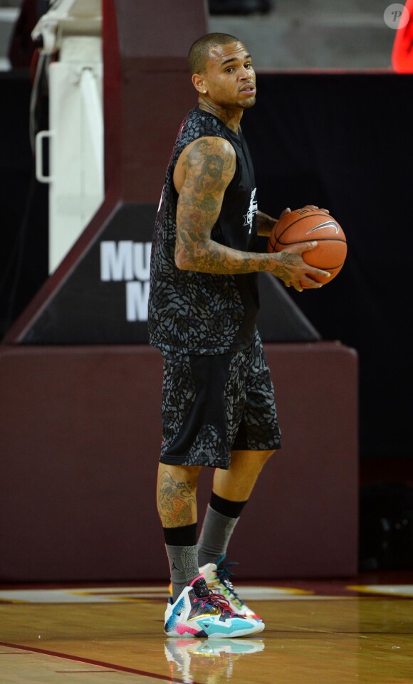 Chris Brown participe au match de basket-ball caritatif Power 106 All-Star à l'USC Galen Center. Los Angeles, le 21 septembre 2014.