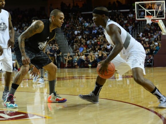 Chris Brown en un contre un lors du match de basket-ball caritatif Power 106 All-Star à l'USC Galen Center. Los Angeles, le 21 septembre 2014.
