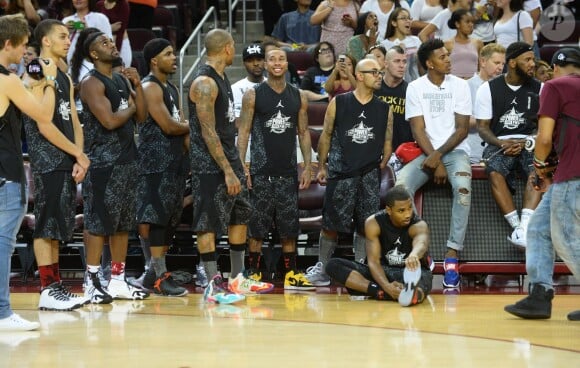 Jason Derulo, Chris Brown, Tyga, Trey Songz, Nick Young et The Game lors du match de basket-ball caritatif Power 106 All-Star à l'USC Galen Center. Los Angeles, le 21 septembre 2014.