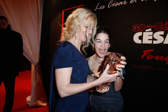 Sandrine Kiberlain (César de la meilleure actrice pour le rôle d'Ariane Felder dans 9 mois ferme) et sa fille Suzanne à Paris, le 28 février 2014.