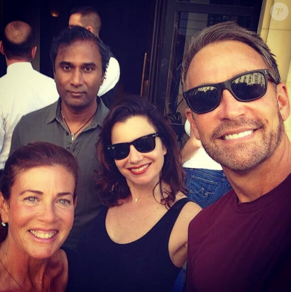 Fran Drescher et sa "bande" composée de son mari, de son ex-mari Peter Marc Jacobson et de sa cousine Paula, à Paris le 18 septembre 2014.