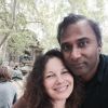 Fran Drescher et son mari Shiva Ayyadurai posent dans le jardin du Luxembourg devant la fontaine Médicis, à Paris le 23 septembre 2014.