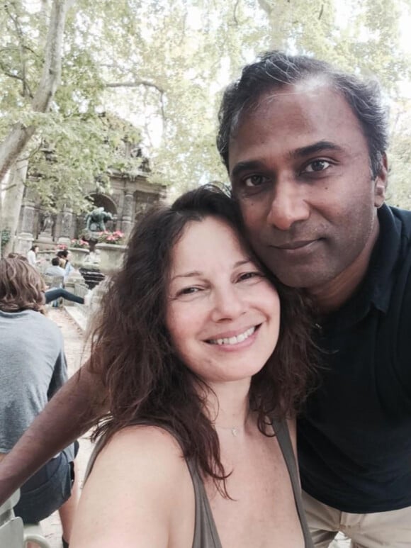 Fran Drescher et son mari Shiva Ayyadurai posent dans le jardin du Luxembourg devant la fontaine Médicis, à Paris le 23 septembre 2014.