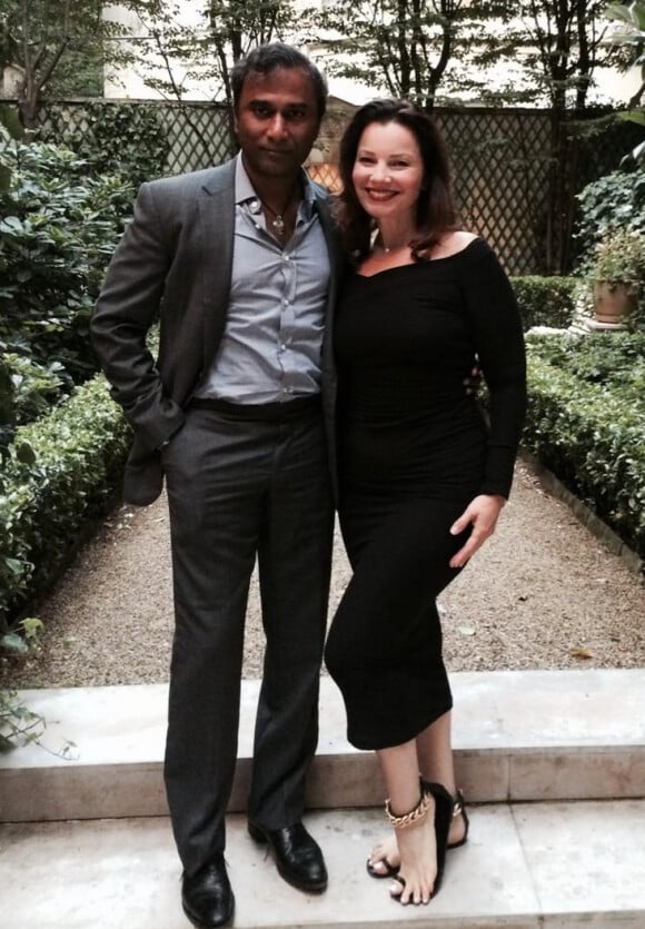 Fran Drescher et son mari Shiva Ayyadurai posent dans le jardin d'un ami à Paris le 18 septembre 2014.
