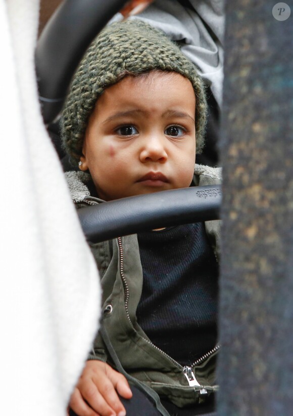L'adorable North West arrive à Paris avec ses parents Kim Kardashian et Kanye West. Le 24 septembre 2014.