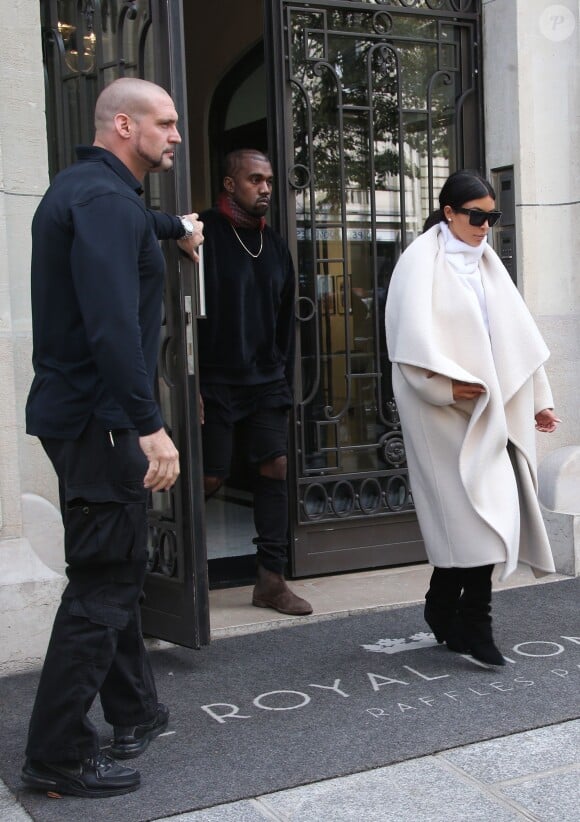 Kim Kardashian et Kanye West quittent le Royal Monceau, pour se rendre au siège de la maison Balmain. Paris, le 24 septembre 2014.
