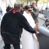 Kim Kardashian et Kanye West quittent le Royal Monceau, pour se rendre au siège de la maison Balmain. Paris, le 24 septembre 2014.