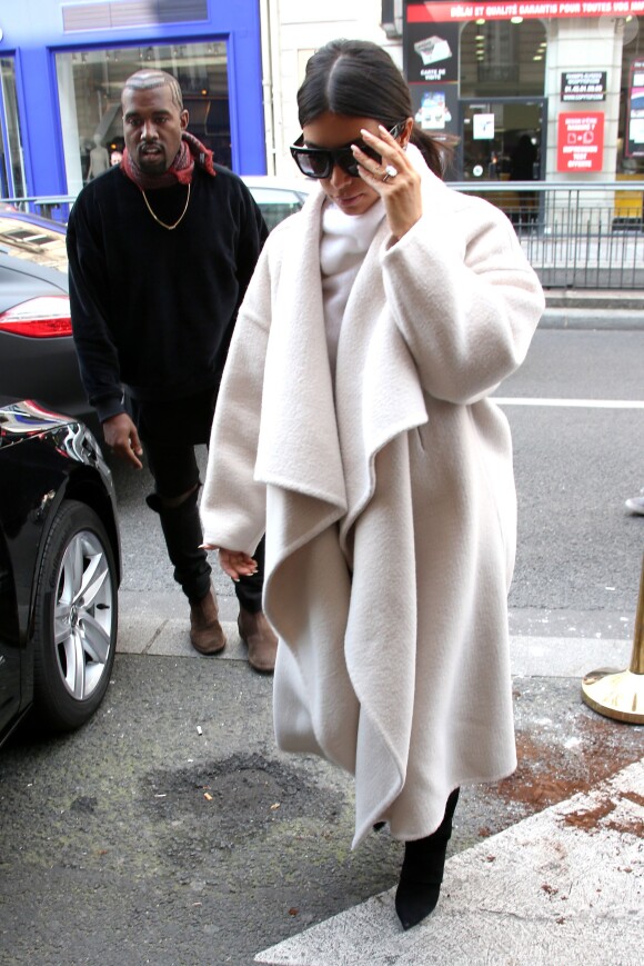 Kim Kardashian et Kanye West arrivent au siège de Pierre Balmain, situé rue Pierre Charron à Paris. Le 24 septembre 2014.