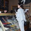 Kendall Jenner et sa mère Kris s'achètent des glaces dans une boutique Amorino à Paris. Le 24 septembre 2014.