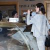 Kendall Jenner et sa mère Kris s'achètent des glaces dans une boutique Amorino à Paris. Le 24 septembre 2014.