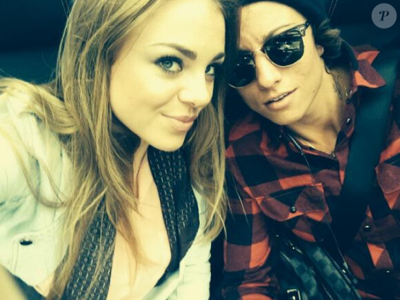 Sara (Secret Story 8) et sa petite amie Aurore, en plein selfie, le mercredi 24 septembre 2014.
