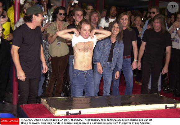 AC/DC (Brian Johnson, Angus Young, son frère Malcom, Phil Rudd et Cliff Williams) intronisé sur le Sunset Boulevard à Los Angeles le 15 septembre 2000.