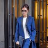 Victoria Beckham quitte un hôtel à New York, habillée d'un ensemble veste pantalon bleu royal, d'une pochette Victoria Beckham et de souliers Casadei. New York, le 25 septembre 2014.